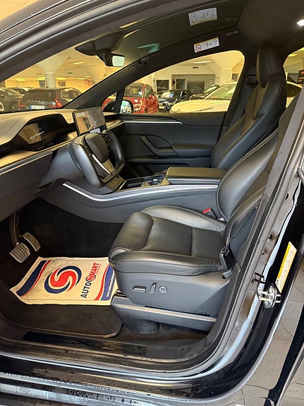 Tesla Model X 10 of 19