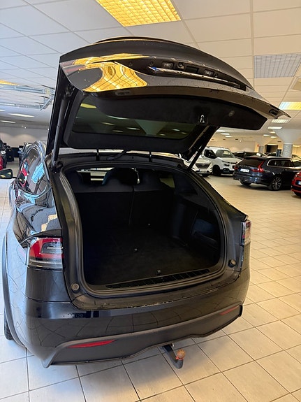 Tesla Model X 9 of 19