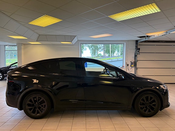Tesla Model X 3 of 5