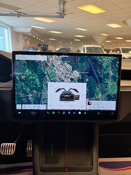 Tesla Model X 15 of 19