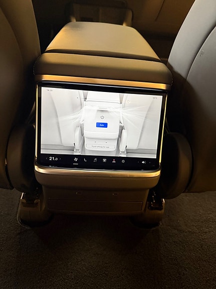 Tesla Model X 8 of 19