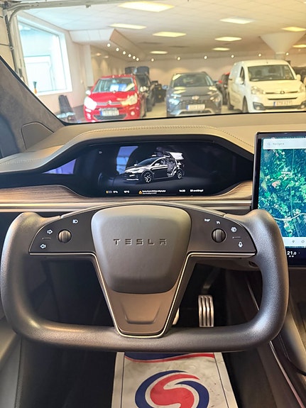 Tesla Model X 14 of 19