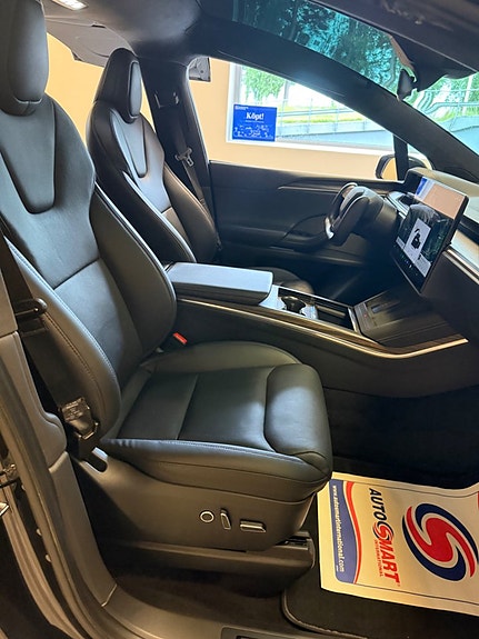 Tesla Model X 12 of 19