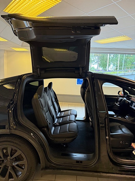 Tesla Model X 16 of 19