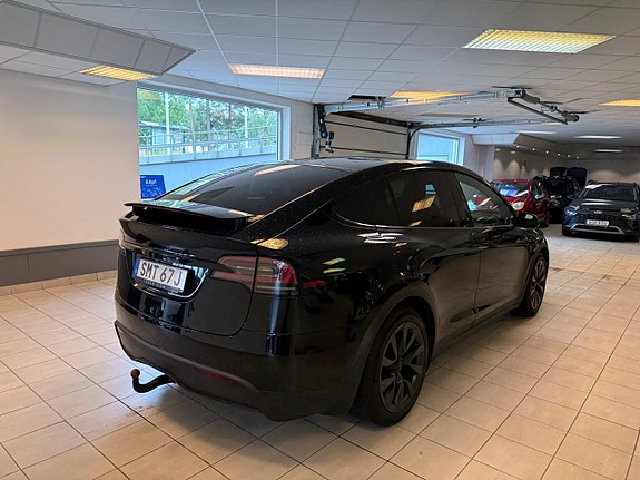 Tesla Model X 4 of 5