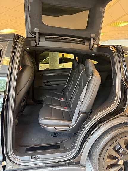 Tesla Model X 13 of 19