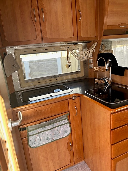 Mercedes-Benz Eura Mobile 4 of 5