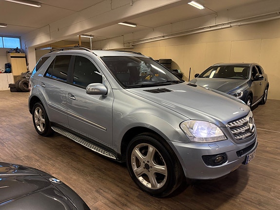 Mercedes-Benz ML320 4 of 5