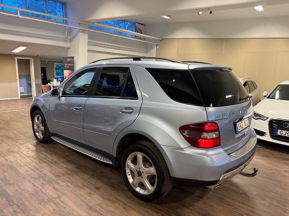 Mercedes-Benz ML320 2 of 5