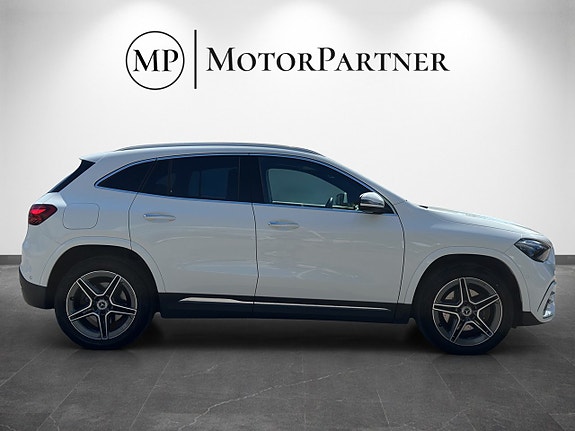 Mercedes-Benz GLA250 e 8 of 18