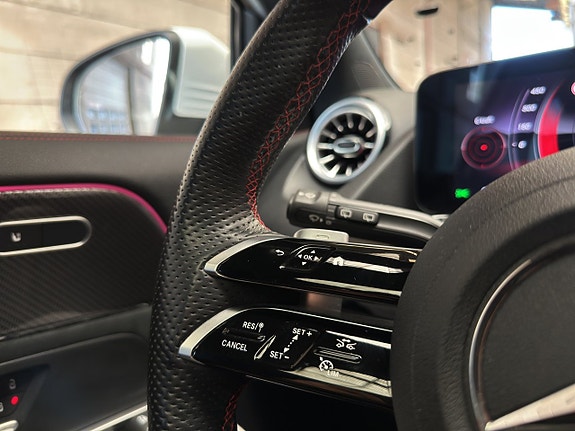 Mercedes-Benz GLA250 e 16 of 18