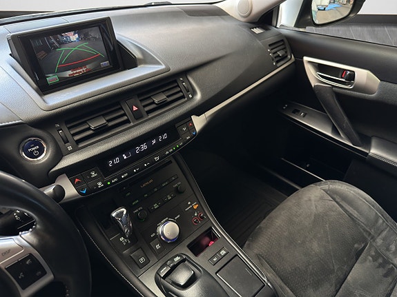 Lexus CT200h 13 of 15