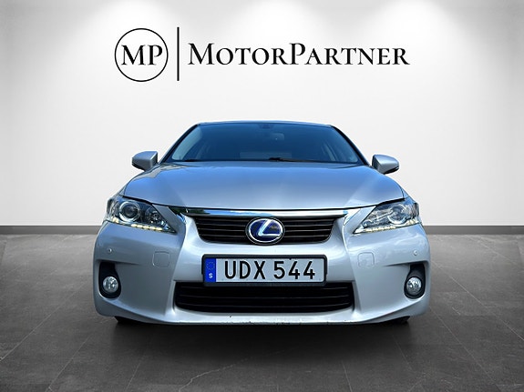 Lexus CT200h 2 of 15