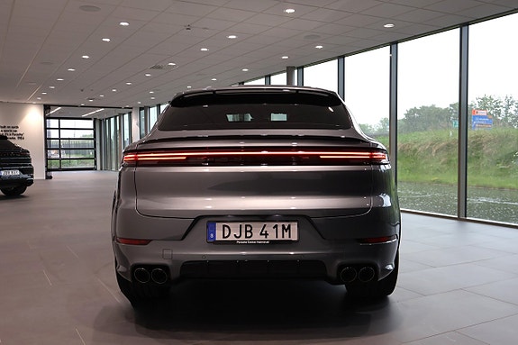 Porsche Cayenne 8 of 26