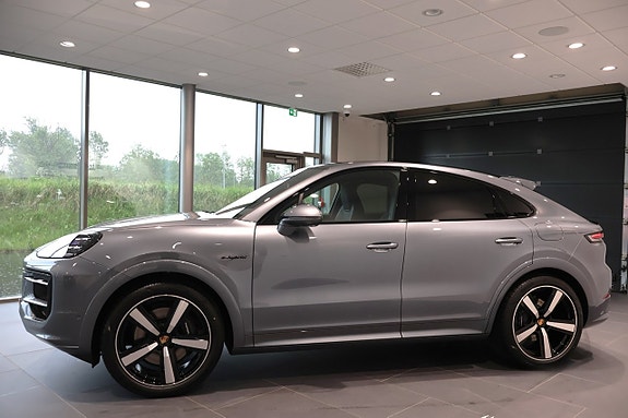 Porsche Cayenne 10 of 26