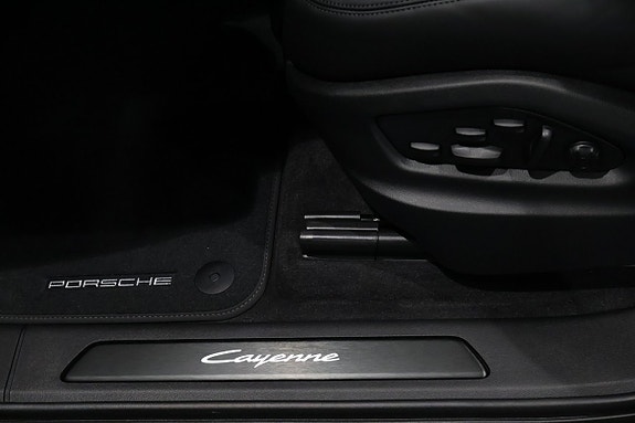 Porsche Cayenne 14 of 26