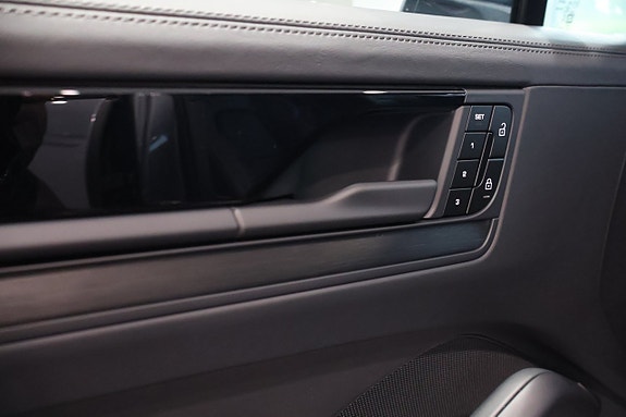 Porsche Cayenne 12 of 26