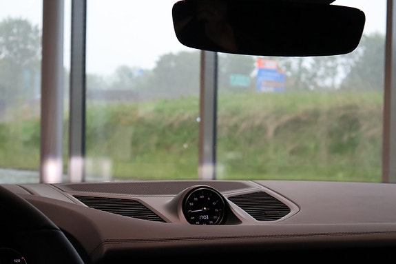 Porsche Cayenne 17 of 26