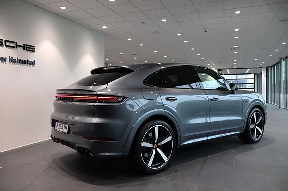 Porsche Cayenne 7 of 26