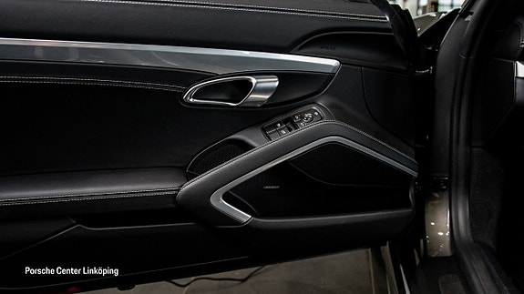 Porsche 718 Cayman 22 of 23