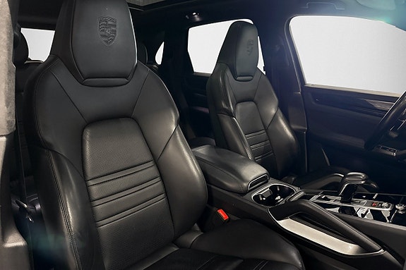 Porsche Cayenne Turbo 11 of 28