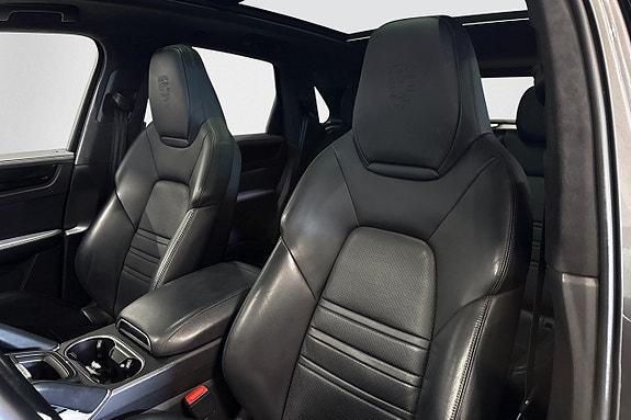 Porsche Cayenne Turbo 10 of 28