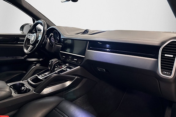 Porsche Cayenne Turbo 9 of 28