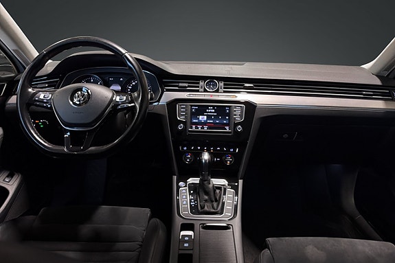 Volkswagen Passat 13 of 17