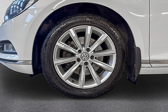 Volkswagen Passat 9 of 17