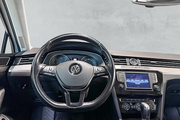Volkswagen Passat 12 of 17