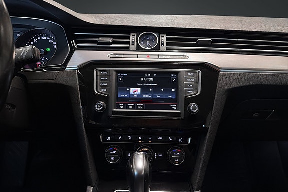 Volkswagen Passat 14 of 17