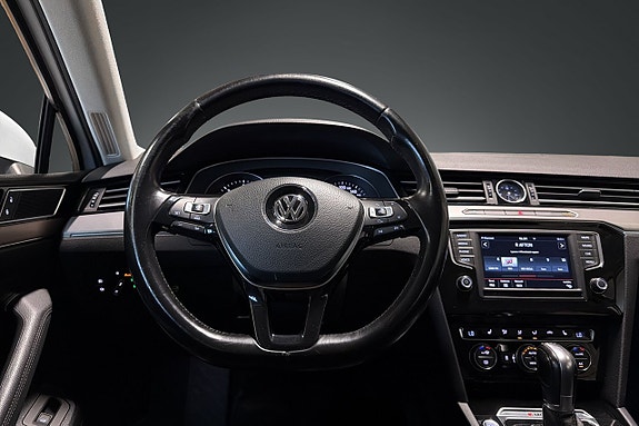 Volkswagen Passat 12 of 17