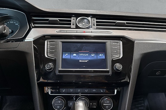 Volkswagen Passat 14 of 17