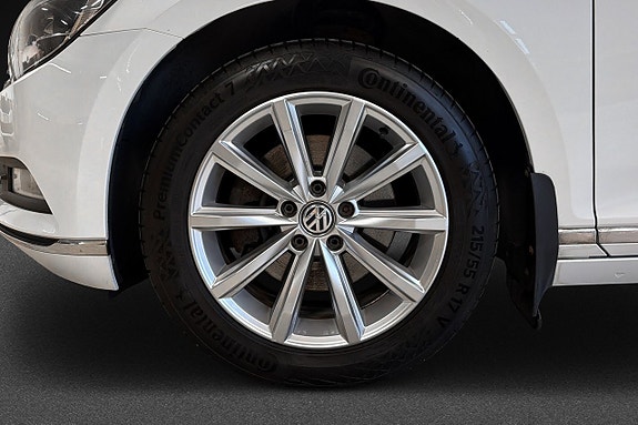 Volkswagen Passat 9 of 17