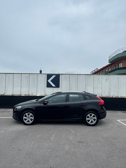 Volvo V40 Cross Country 2 of 5