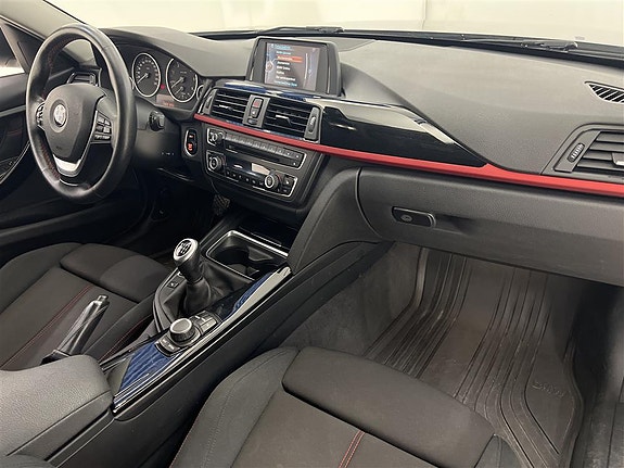 BMW 318d 3 of 5