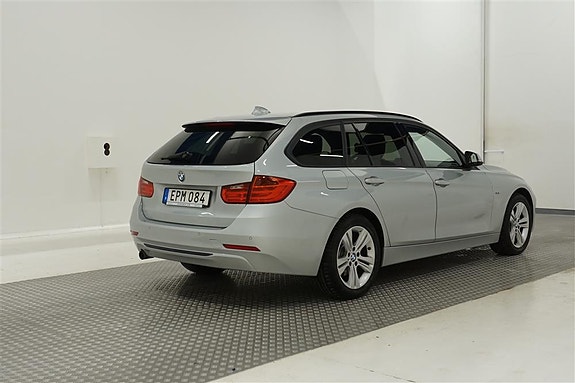 BMW 318d 2 of 5