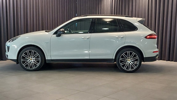 Porsche Cayenne 3 of 5