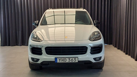 Porsche Cayenne 4 of 5