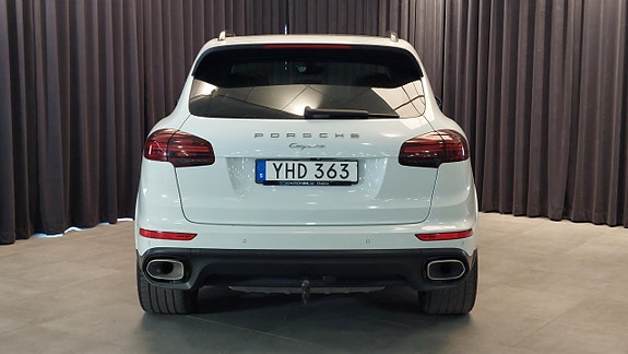 Porsche Cayenne 2 of 5