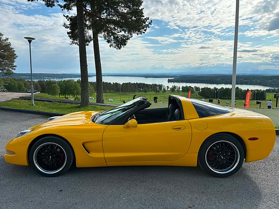 Chevrolet Corvette 3 of 5