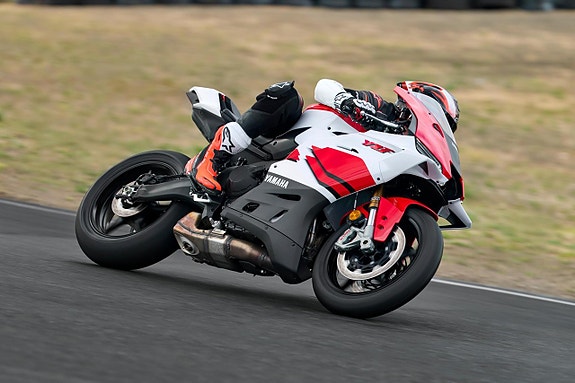 Yamaha R9 2 of 2
