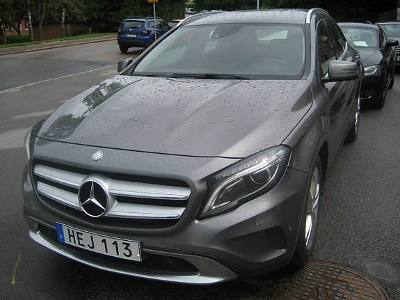 Mercedes-Benz GLA220 2 of 5