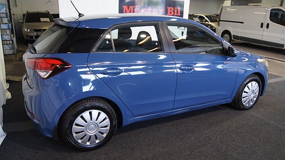 Hyundai i20 2 of 5