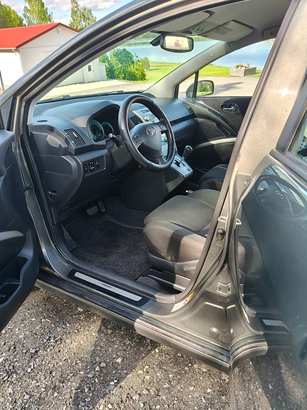 Toyota Corolla Verso 4 of 5