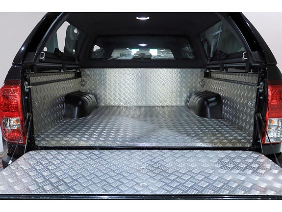 Toyota HiLux 17 of 30