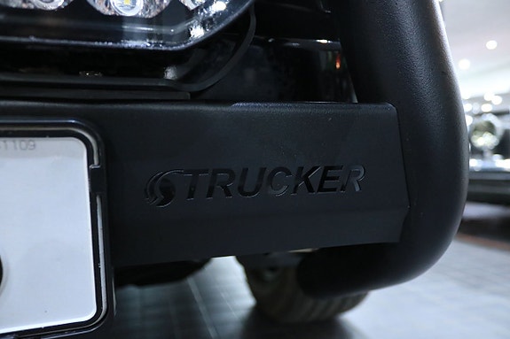 Toyota HiLux 23 of 30