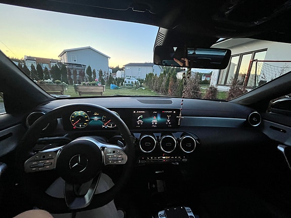 Mercedes-Benz CLA200 3 of 5