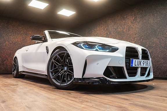 BMW M4 3 of 5