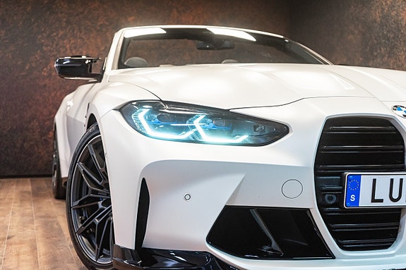 BMW M4 4 of 5